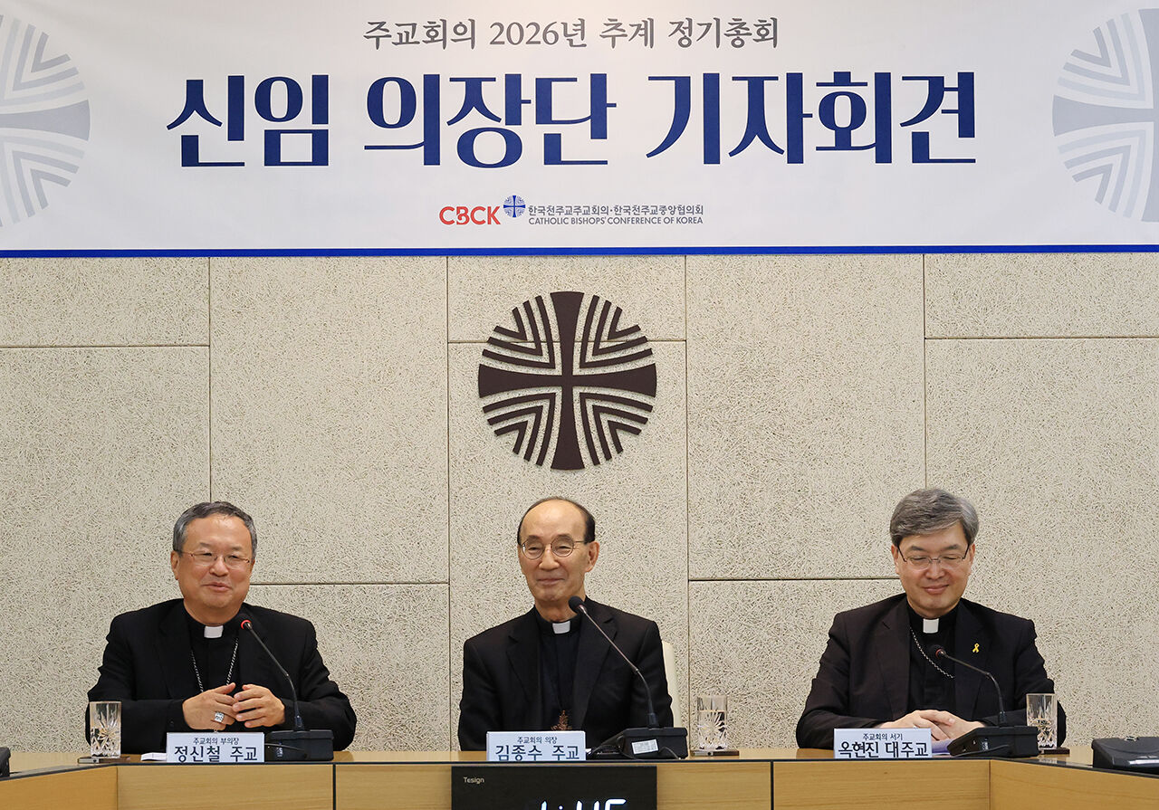 22일 서울 한국천주교중앙협의회에서 열린 천주교주교회의 신임 의장단 기자회견에서 신임 의장인 김종수 아우구스티노 주교(가운데), 신임 부의장인 인천교구장 정신철 주교(왼쪽)와 서기 광주대교구장 옥현진 대주교가 질문에 답하고 있다. (사진=연합뉴스)