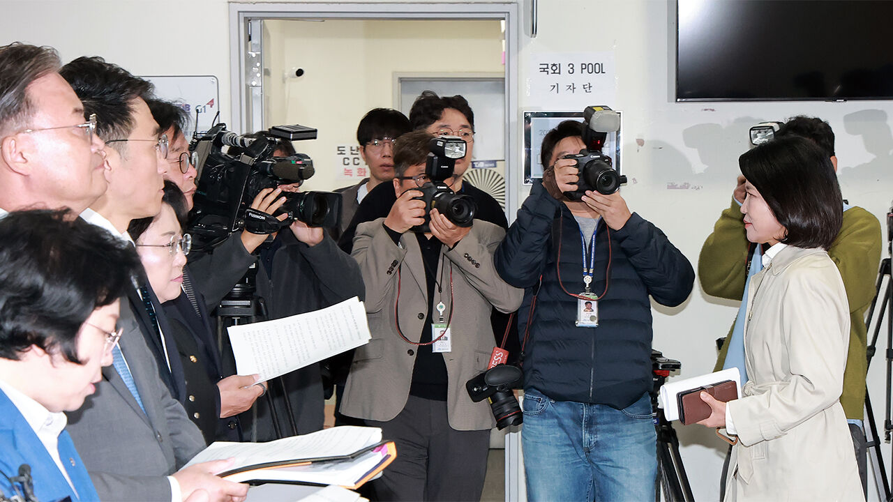 국회 과학기술정보방송통신위원인 국민의힘 이진숙 의원이 22일 국회 소통관에서 기자회견을 마치고 취재진 질문에 답하고 있다. (사진=연합뉴스)