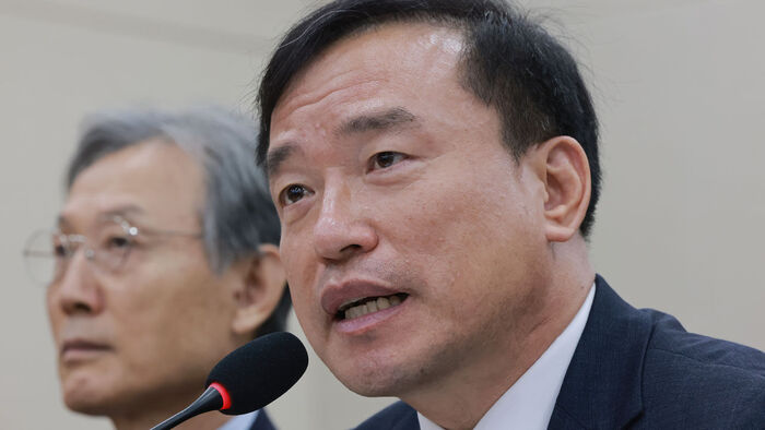 Korea Media and Communications Commission Chairman Kim Jong-cheol answers lawmakers' questions during a comprehensive parliamentary audit of the commission and other agencies at the National Assembly's Science, ICT, Broadcasting and Communications Committee on October 22. At left is Ko Kwang-heon, Chairman of the Korea Media and Communications Review Commission.