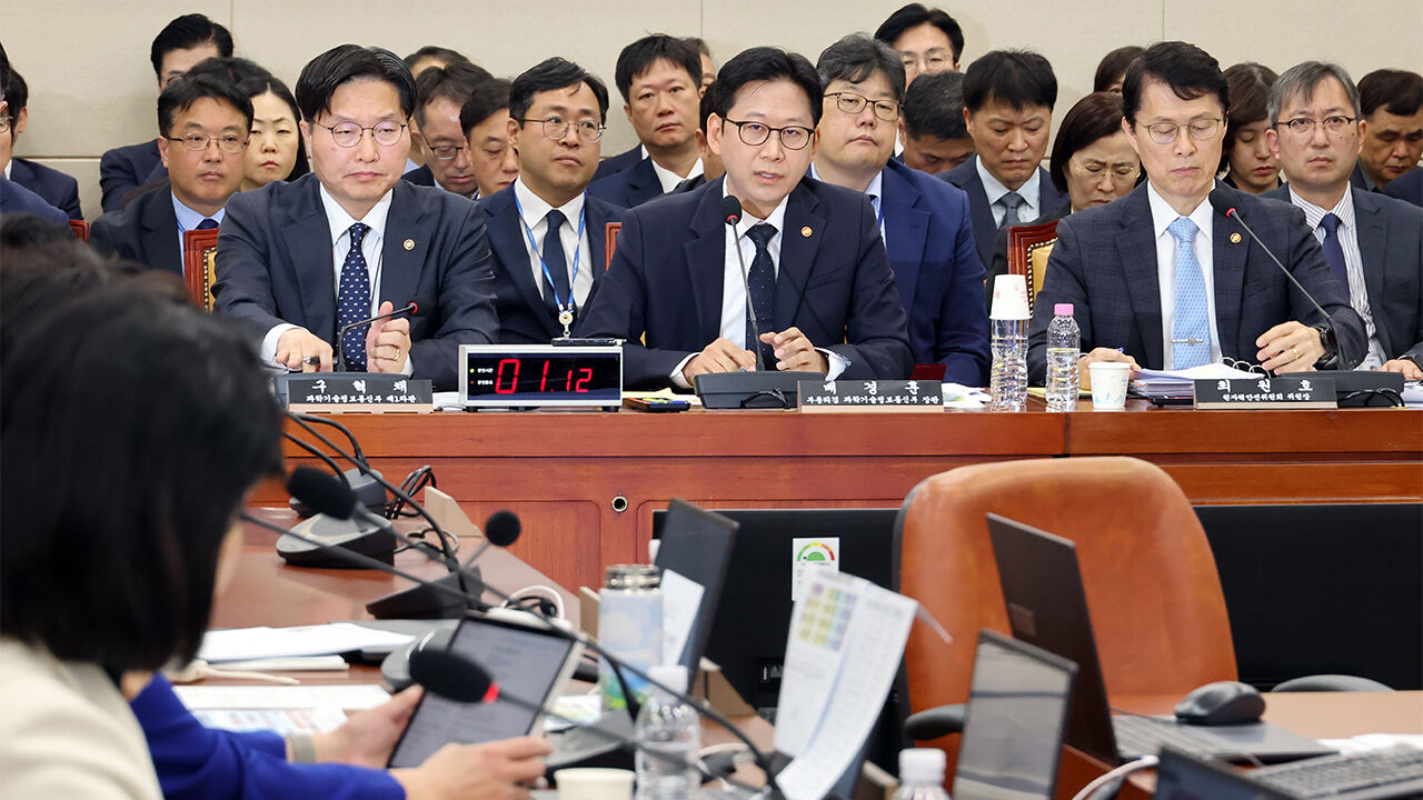 Deputy Prime Minister and Minister of Science and ICT Bae Gyung-hoon answers questions from lawmakers during a parliamentary audit by the Science, ICT, Broadcasting and Communications Committee held at the National Assembly on the 23rd. (Photo: Yonhap News)