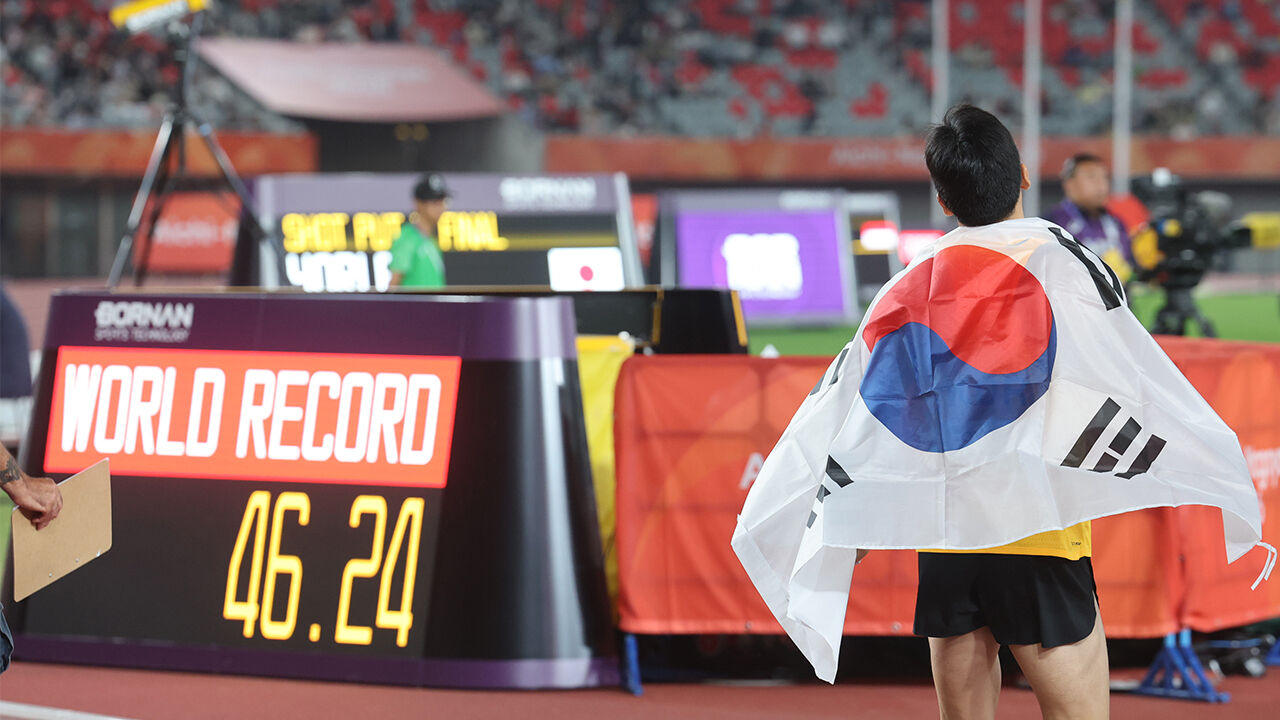 23일 일본 나고야 미즈호 공원 육상 경기장에서 열린 2026 아이치·나고야 장애인아시아경기대회 육상 남자 400m T13 결선.
한국 장민호가 결승선을 1위로 통과한 뒤 기뻐하고 있다. (사진=연합뉴스)