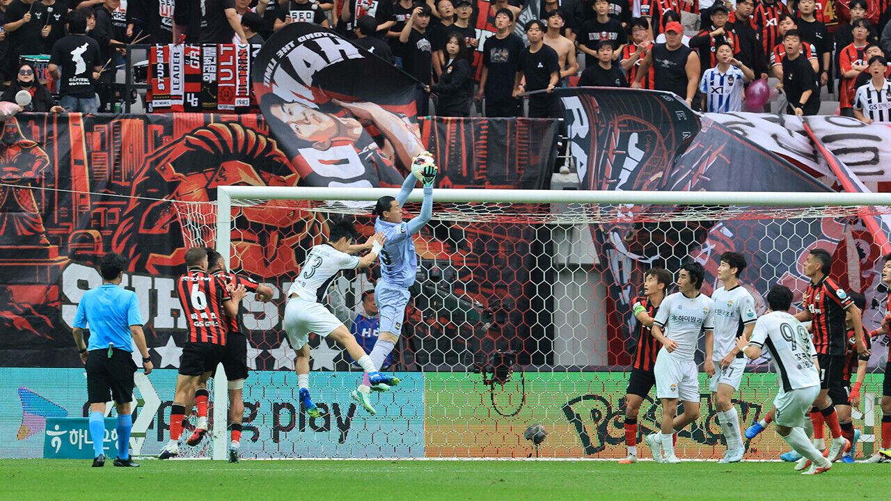 FC Seoul goalkeeper Ku Sung-yun blocks an attack by Gangwon FC during the professional football match between FC Seoul and Gangwon FC at the Seoul World Cup Stadium on the 24th. (Photo: Yonhap News)