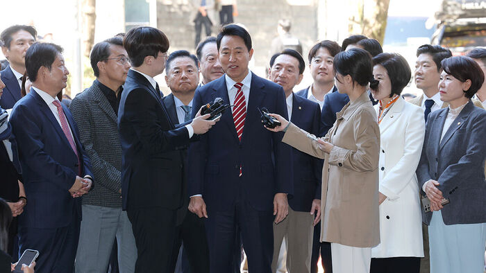 Seoul Mayor Oh Se-hoon answers questions from reporters as he arrives at the Seoul High Court heading to the courtroom on October 23, the day of the appellate verdict regarding allegations of surrogate payment for Myung Tae-kyun opinion polls. (Photo: Yonhap News)