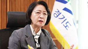 추미애 경기도지사가 지난 23일 경기도 수원시 경기도청 집무실에서 취재진과 인터뷰하고 있다. 