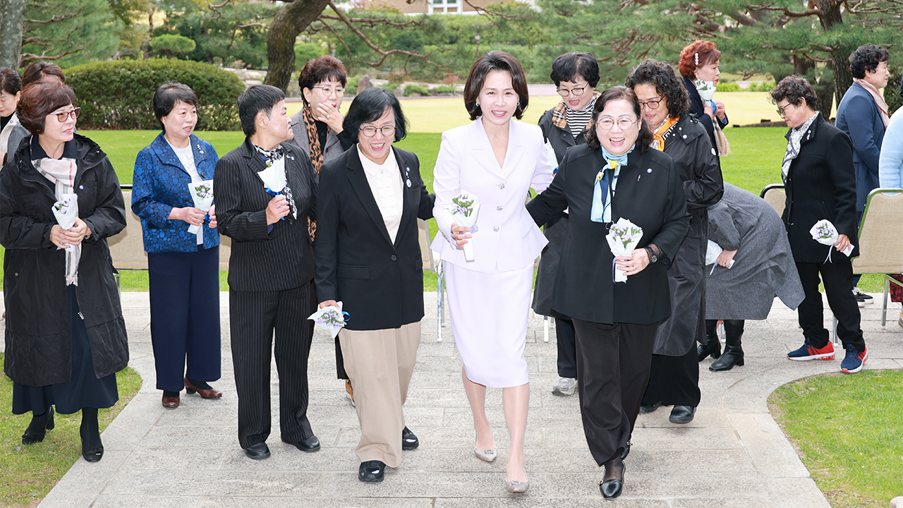 김혜경 여사, 오월어머니집 전·현직 임원과 청와대서 오찬 miniatura