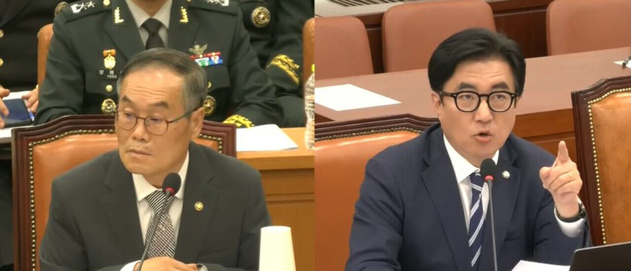 어제(26일) 국방위 국감에서 김성회 민주당 의원(오른쪽)이 질의하고 있다. 왼쪽은 이용철 방사청장.