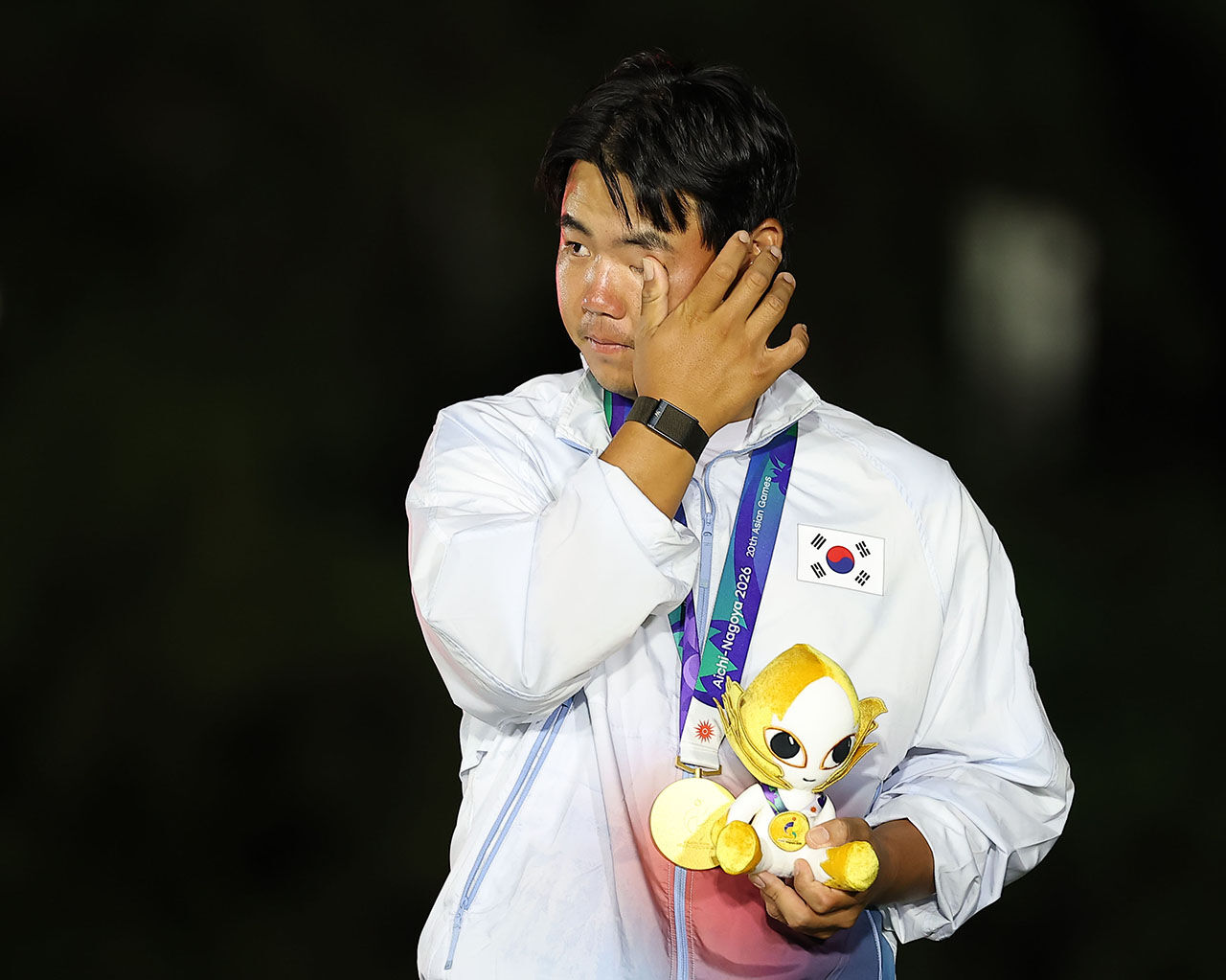 지난 3일 일본 아이치현 가스가이 컨트리클럽 동코스에서 열린 2026 아이치·나고야 아시안게임 남자 골프 시상식에서 개인전 금메달을 획득한 한국의 김주형이 눈물을 닦고 있다. (사진=연합뉴스)