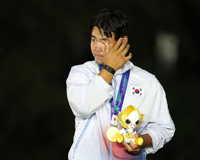 지난 3일 일본 아이치현 가스가이 컨트리클럽 동코스에서 열린 2026 아이치·나고야 아시안게임 남자 골프 시상식에서 개인전 금메달을 획득한 한국의 김주형이 눈물을 닦고 있다. (사진=연합뉴스)