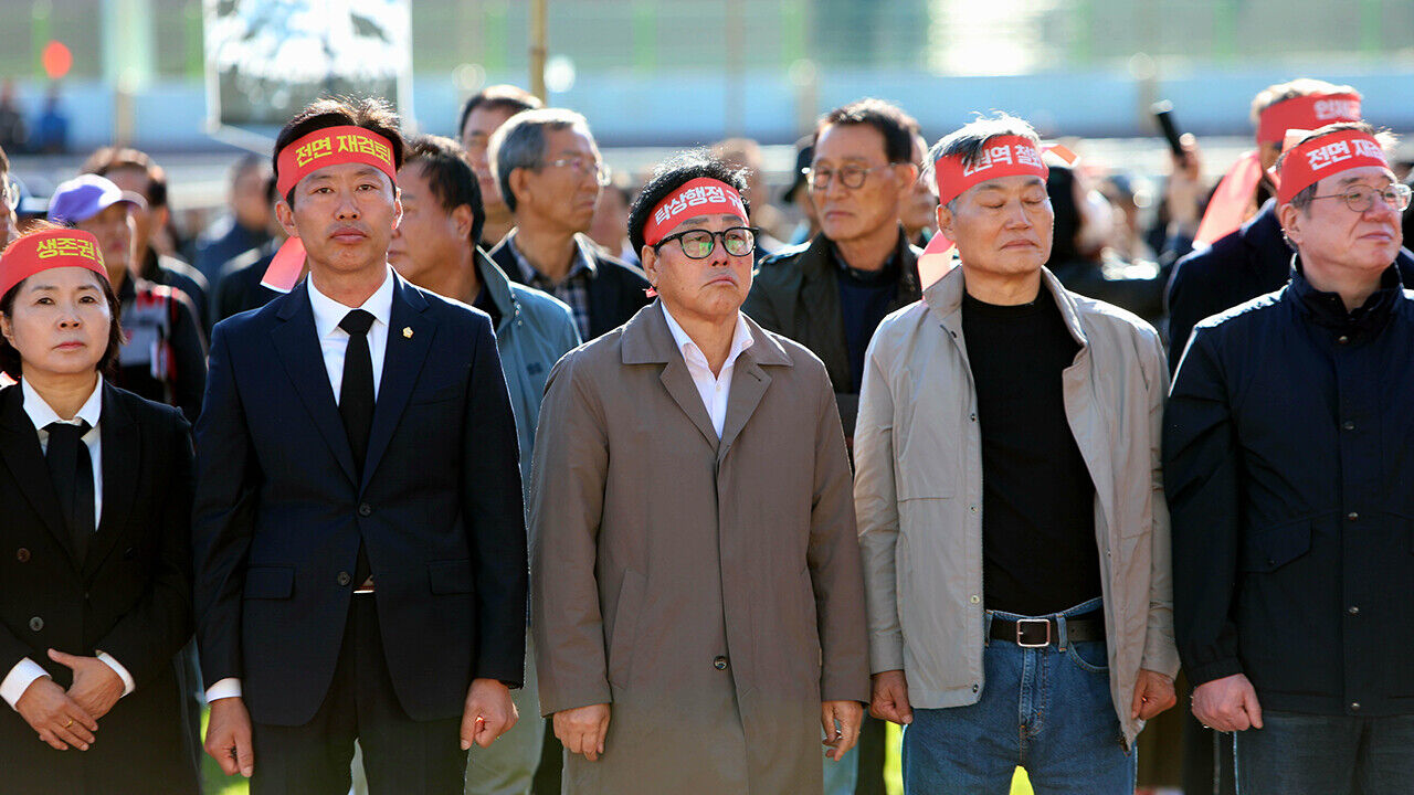머리띠 두른 최상기 군수(가운데)와 김도형 비대위원장(왼쪽 두 번째) (사진=인제군 제공, 연합뉴스)