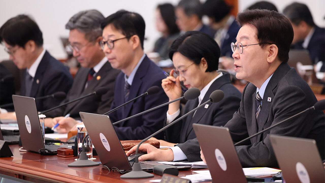 이재명 대통령이 27일 청와대에서 열린 국무회의에서 발언하고 있다.