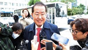 정계 떠난 홍준표, 측근 변호인 됐다&hellip;법원 앞서 꺼낸 말