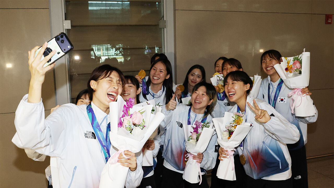 2026 아이치·나고야 아시안게임에서 금메달을 차지한 여자농구 대표팀 선수들이 9월 27일인천국제공항 제2여객터미널로 입국, 기념촬영을 하고 있다. (사진=연합뉴스)