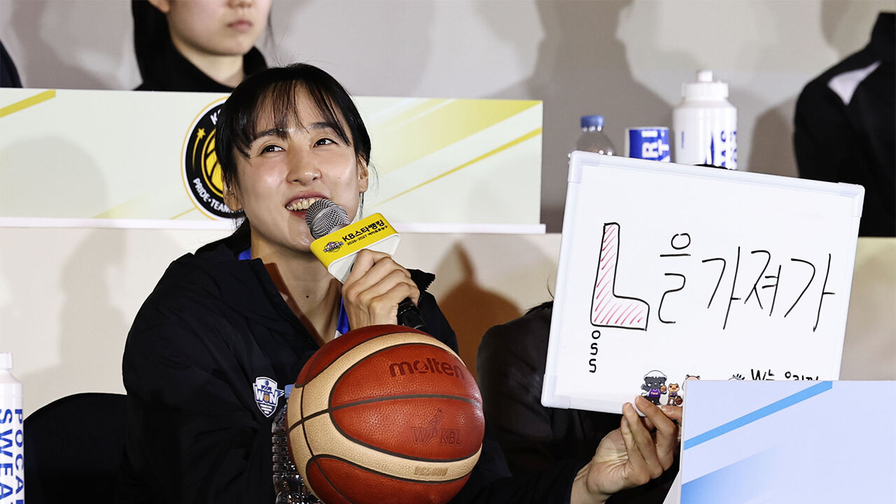 우리은행 김단비가 27일 서울 강남구 호텔리베라에서 열린 KB스타뱅킹 2026-2027 여자프로농구 개막 미디어데이에서 각오를 밝히고 있다. (사진=연합뉴스)