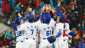 Koo Ja-wook's Comeback Hit, Choi Hyeong-woo's Clincher Level PO Series at 1-1 for Samsung