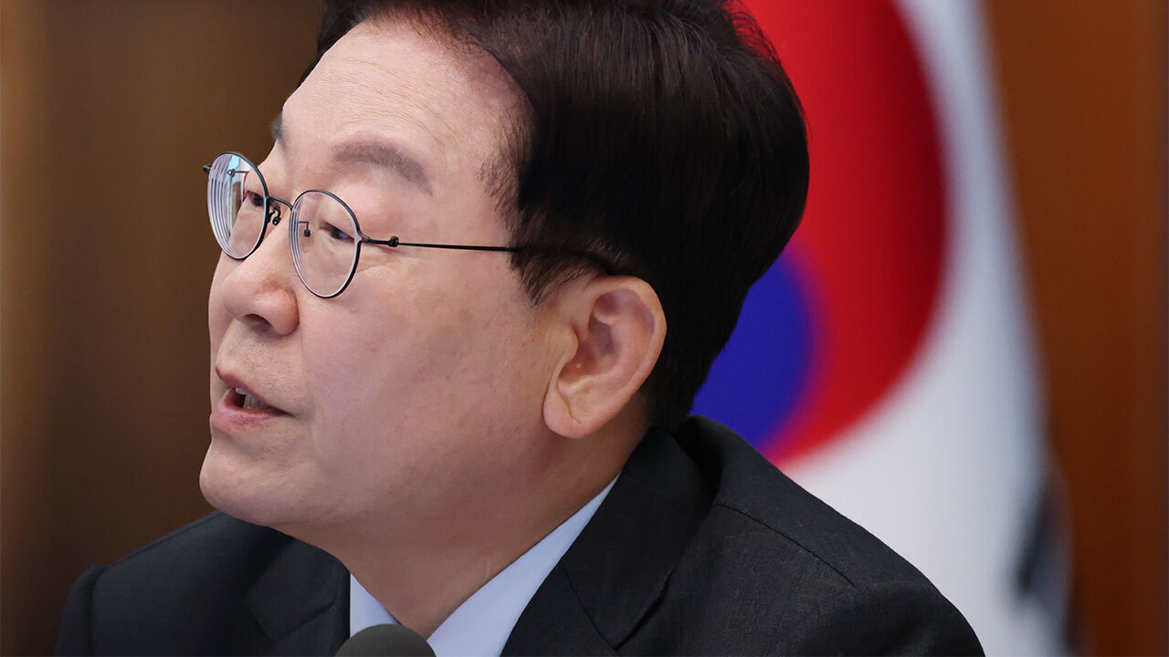 President Lee Jae-myung speaks during a Cabinet meeting held at Cheong Wa Dae on October 27.
