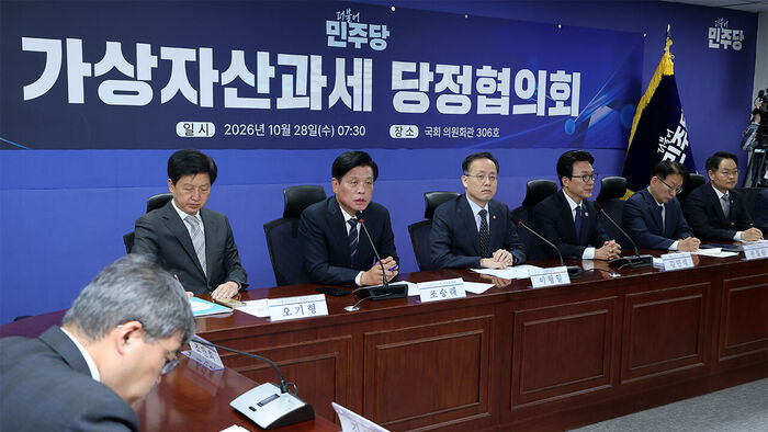 National Assembly Finance and Economy Committee Chairman Cho Seung-rae speaks during a party-government consultation meeting on virtual asset taxation held at the National Assembly Members' Office Building on October 28. (Photo: Yonhap News)