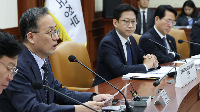 28일 서울 종로구 정부서울청사에서 열린 경제관계장관회의-과학기술관계장관회의 연석회의에서 이형일 부총리 겸 재정경제부 장관이 발언하고 있다.