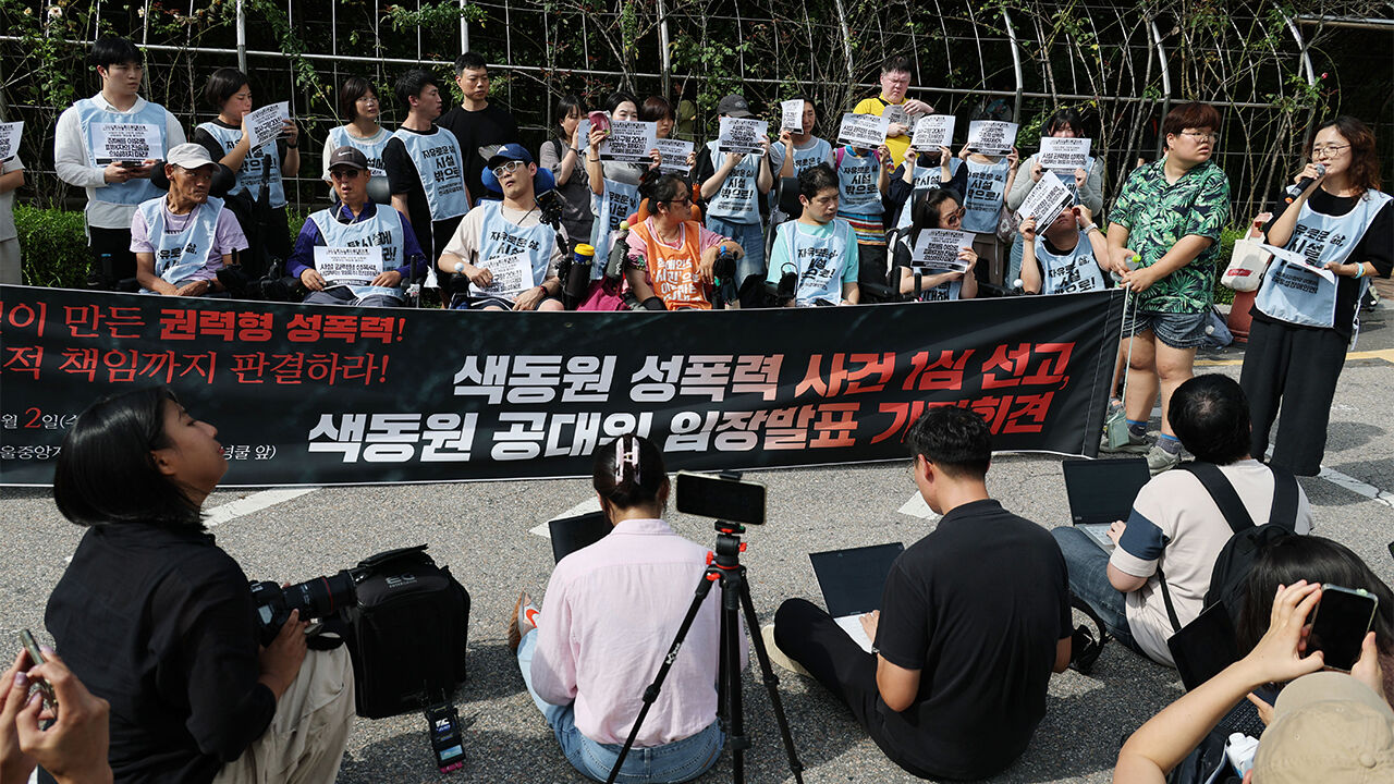 지난달 2일 서울 서초구 서울중앙지방법원 앞에서 열린 색동원 성폭력 사건 1심 선고 색동원 공대위 입장발표 기자회견에서 참석자들이 발언하고 있다.