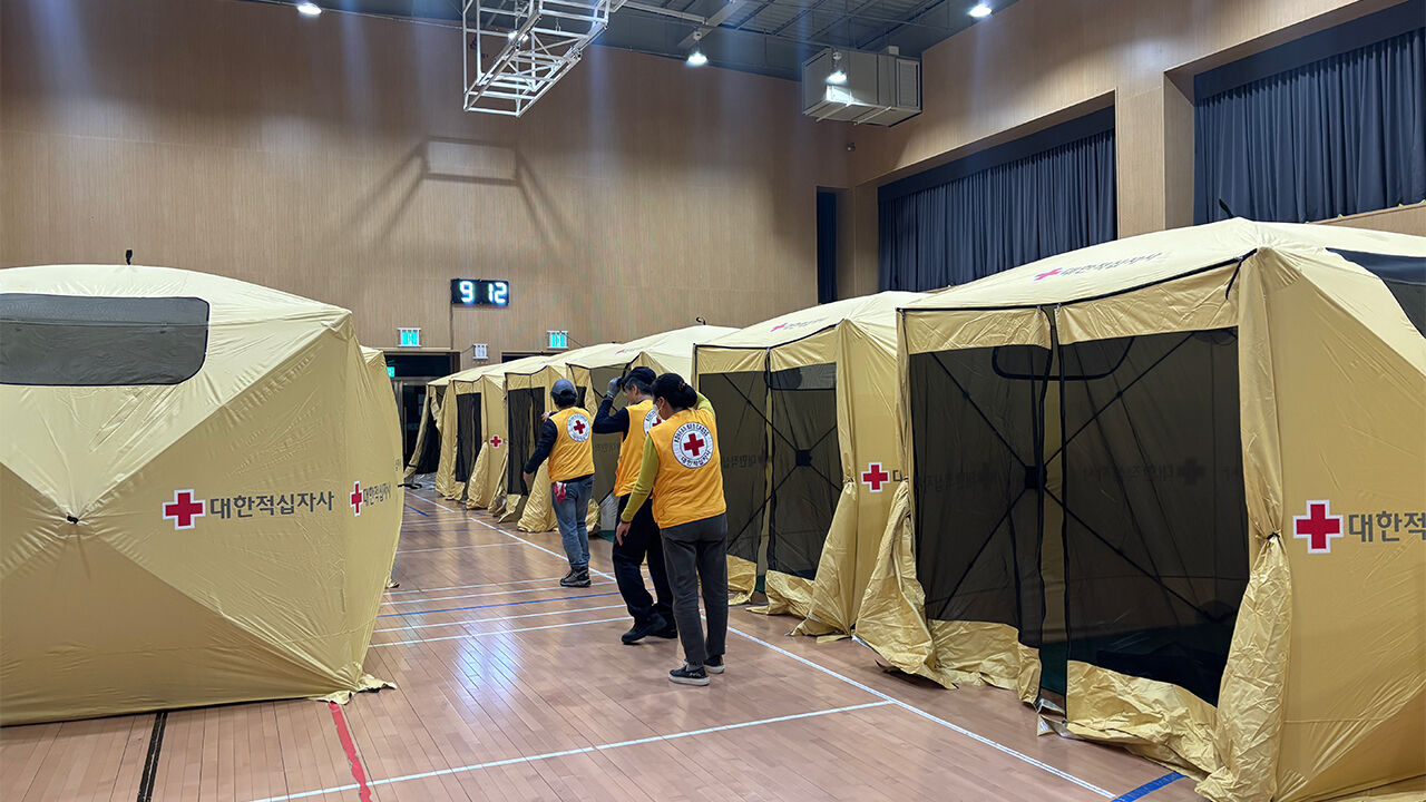 Evacuation shelter set up inside the auditorium of Gaepo Middle School in Gangnam-gu, Seoul, on the 27th, the day of the fire in Guryong Village. (Photo: Yonhap News)