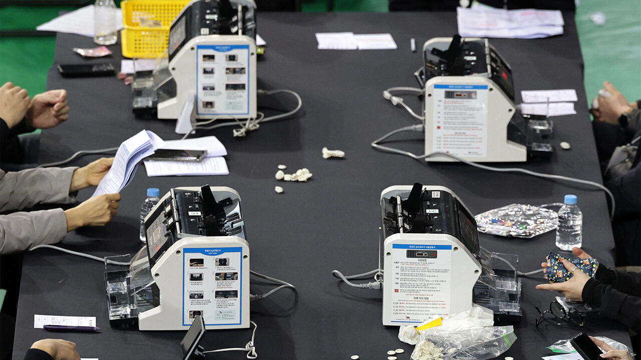 Ballot counting and inspecting machines are installed at the Handball Gymnasium in Olympic Park, Songpa-gu, Seoul, where the public verification of June 3 local election ballots by the NEC special counsel is held on the 28th.