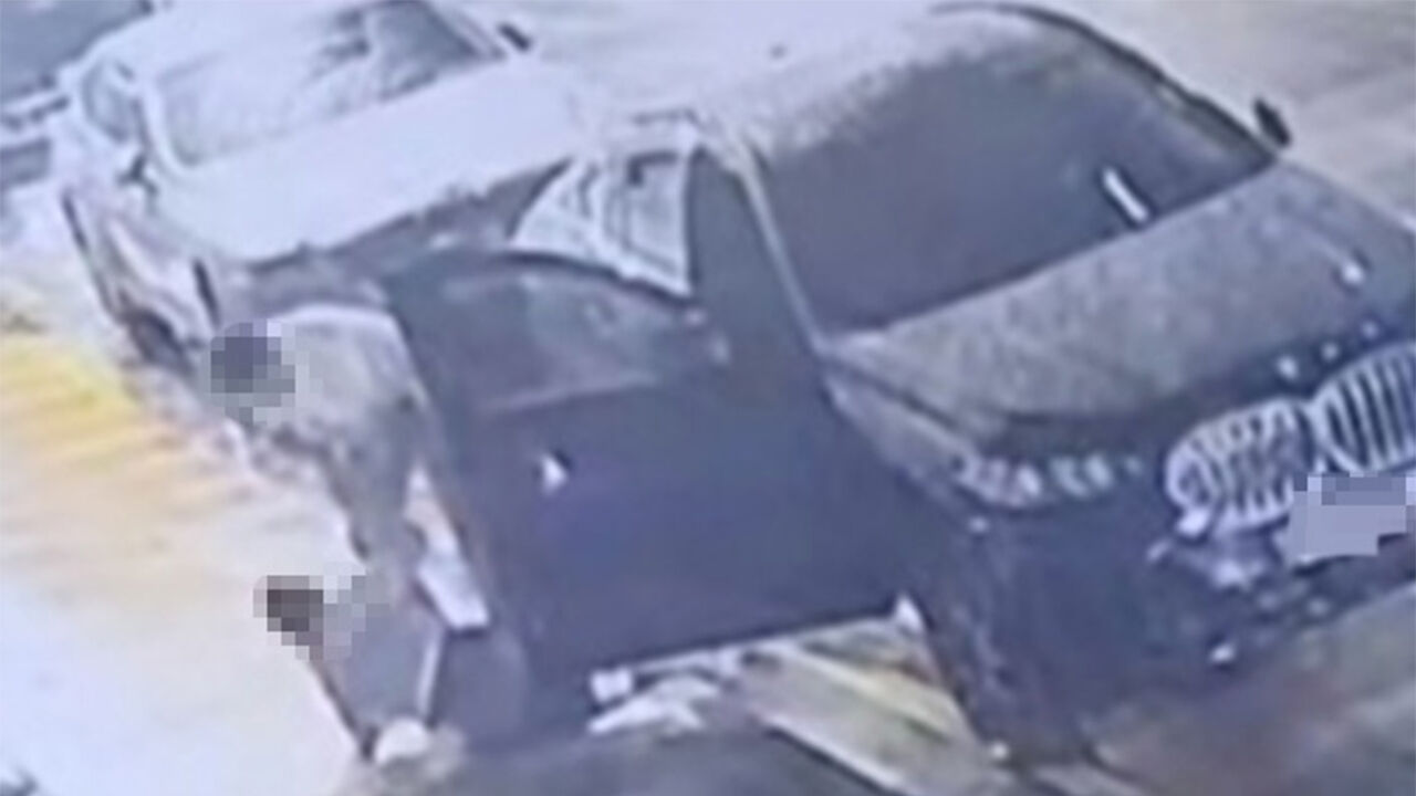 In the early morning of the 12th in Jeju, a woman in her 40s is seen collapsed and being forcibly dragged away by a man in his 60s who was the subject of stalking and dating violence reports. The woman was later found dead from stab wounds. The photo is a capture from a nearby building CCTV footage. (Photo provided by Yonhap NewsTV, Yonhap News)