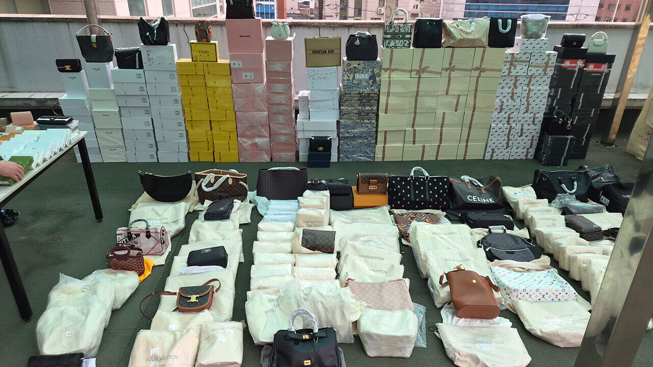 Counterfeit goods seized by the police (Photo provided by Seongbuk Police Station, Yonhap News)
