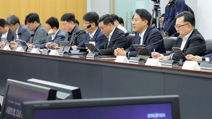 Seoul Mayor Oh Se-hun is speaking while attending a regular executive meeting for 'vitalizing the night-time economy' held at Seoul City Hall on July 15.
