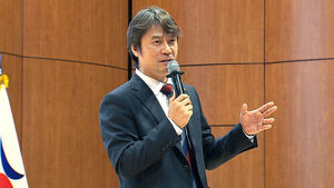 "What Are You Doing!" Shouting During Lecture&hellip; Hwang Hyun-pil Responds to History Distortion Controversy: "Never Once"