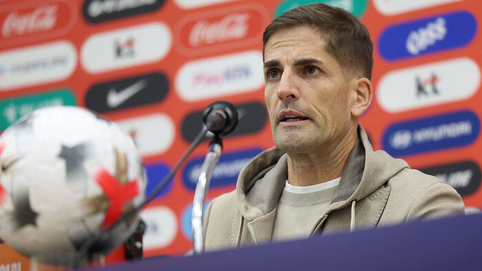 Robert Moreno, interim manager of the South Korean national football team, speaks at a press conference announcing the squad for November's Middle East away friendly matches, held at the Korea Football Park in Cheonan, South Chungcheong Province on October 29. (Photo: Yonhap News)