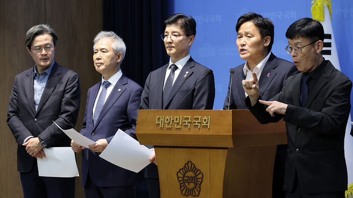 김영진 국회 행정안전위원장과 더불어민주당 행안위원들이 29일 국회 소통관에서 올림픽공원 투표소 공개 검증 관련 기자회견을 하고 있다. (사진=연합뉴스)