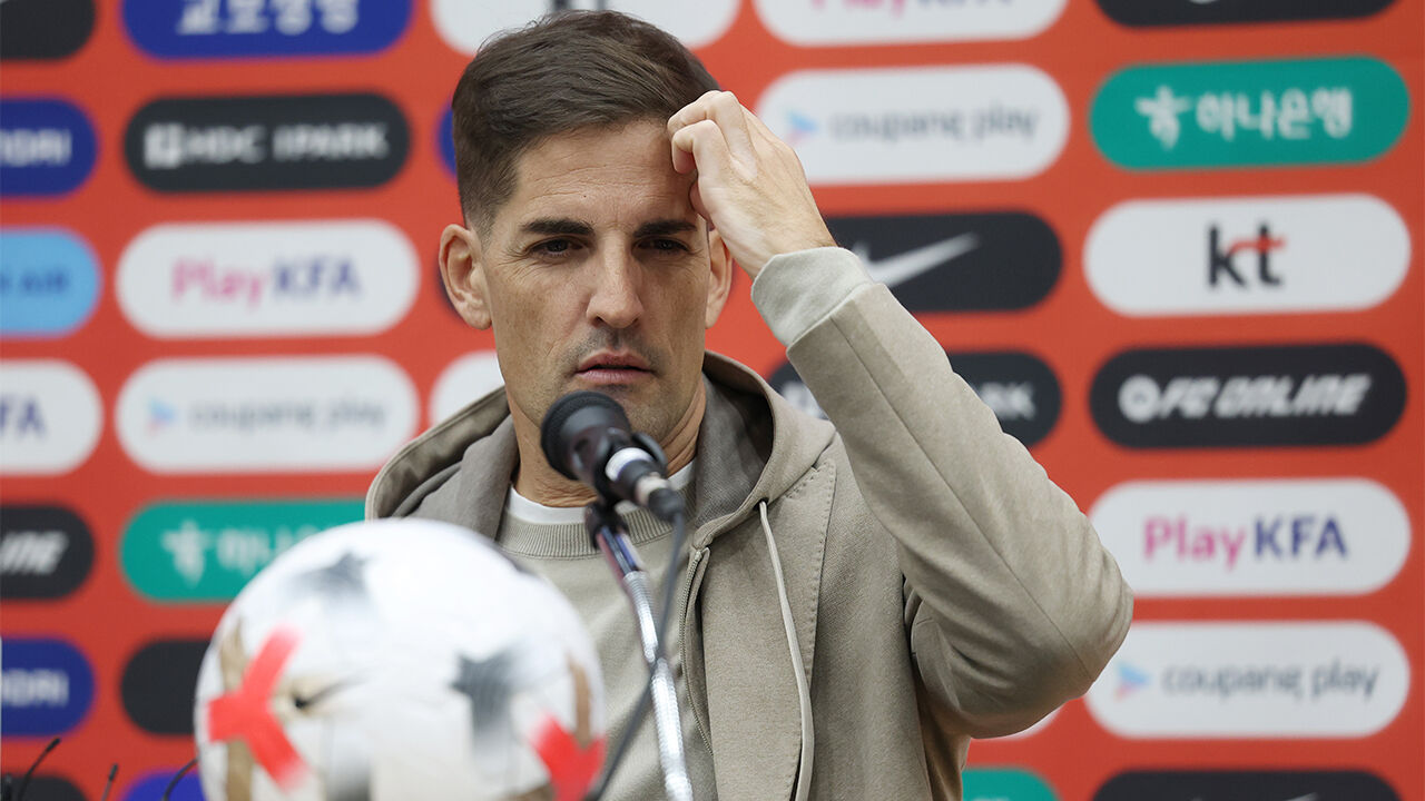 Robert Moreno, interim manager of the South Korean national football team, answers questions from reporters at a press conference announcing the squad for November's Middle East away friendly matches, held at the Korea Football Park in Cheonan, South Chungcheong Province on October 29. (Photo: Yonhap News)