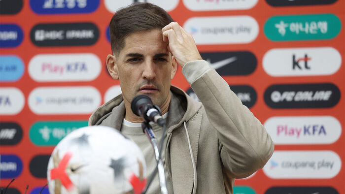 Robert Moreno, interim manager of the South Korean national football team, answers questions from reporters at a press conference announcing the squad for November's Middle East away friendly matches, held at the Korea Football Park in Cheonan, South Chungcheong Province on October 29. (Photo: Yonhap News)