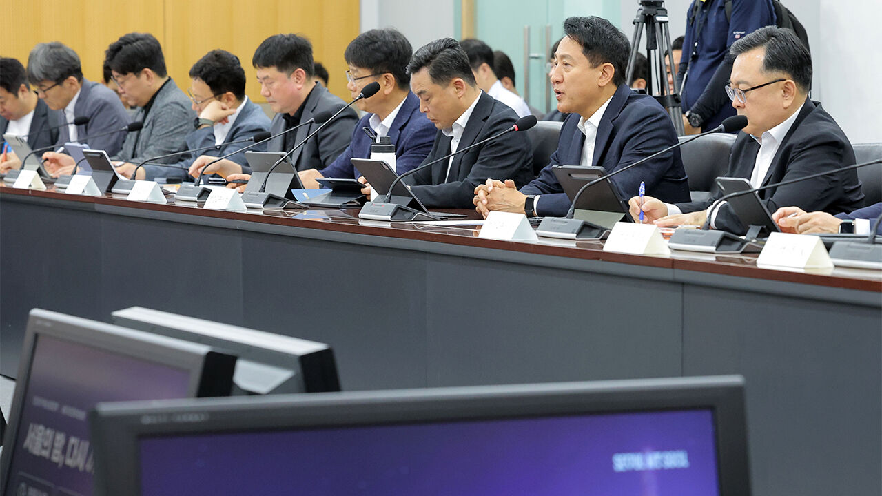 Seoul Mayor Oh Se-hoon speaks while attending a regular executive meeting to revitalize the nighttime economy held at Seoul City Hall on July 15. (Photo: Yonhap News)
