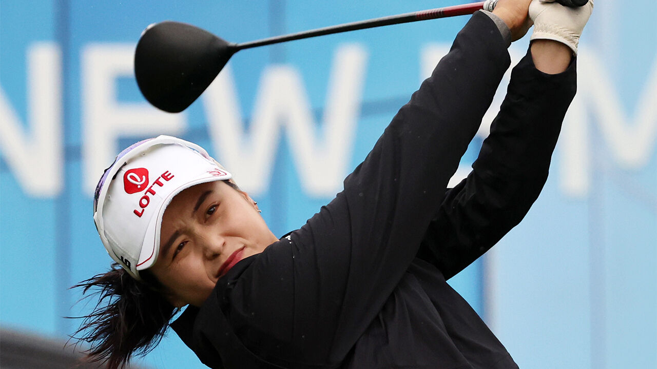 Choi Hye-jin hits a tee shot on the 1st hole during the final round of the LPGA BMW Ladies Championship at Pine Beach Golf Links in Haenam, Jeollanam-do, on October 25. (Photo: Yonhap News)