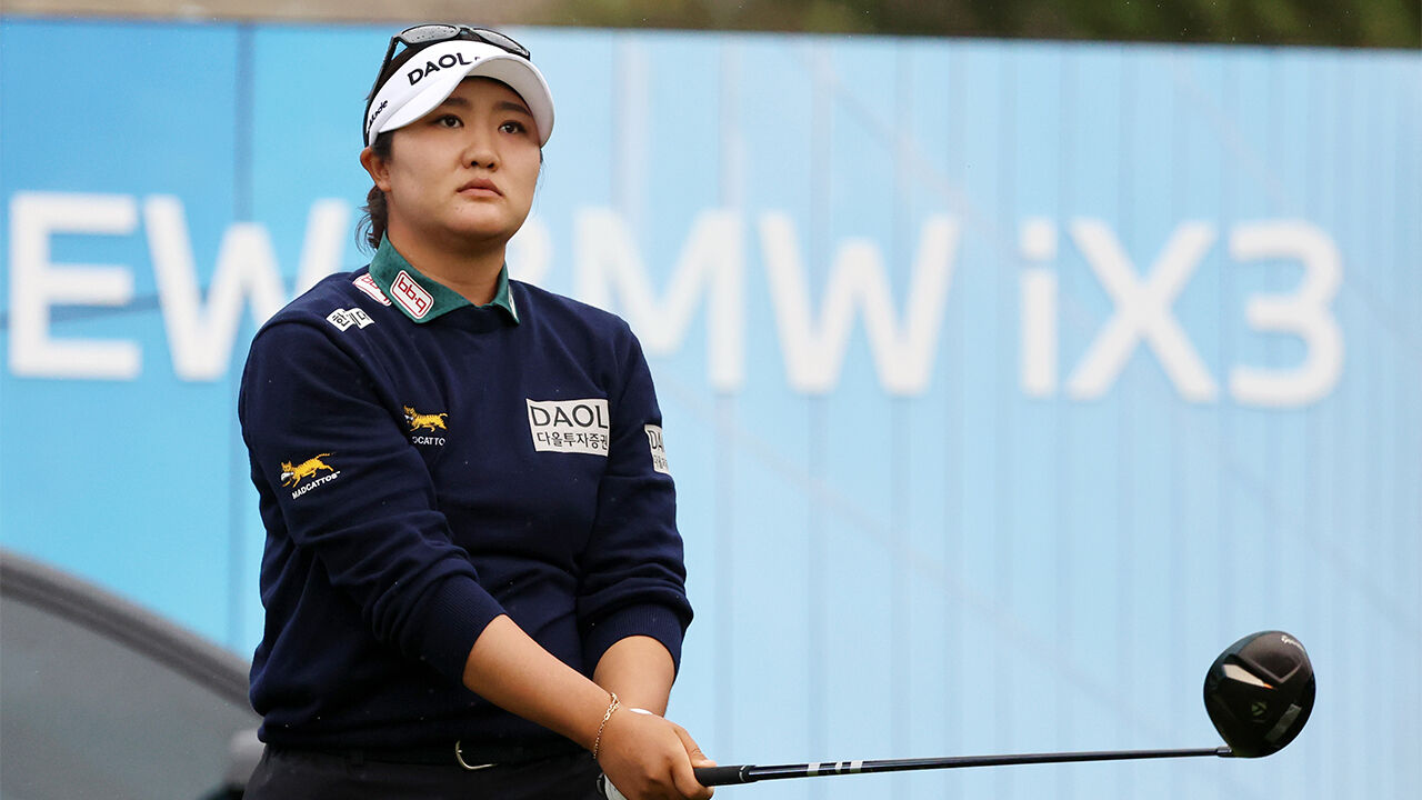Yoo Hae-ran hits a tee shot on the 1st hole during the final round of the LPGA BMW Ladies Championship at Pine Beach Golf Links in Haenam, Jeollanam-do, on October 25. (Photo: Yonhap News)