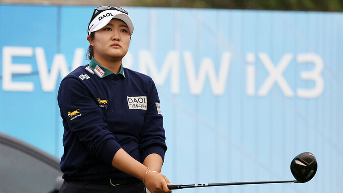 Yoo Hae-ran hits a tee shot on the 1st hole during the final round of the LPGA BMW Ladies Championship at Pine Beach Golf Links in Haenam, Jeollanam-do, on October 25. (Photo: Yonhap News)