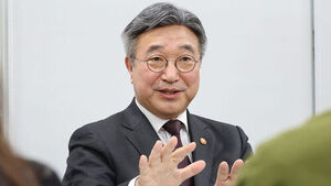 윤호중 행정안전부 장관이 29일 세종시 정부세종청사에서 열린 기자간담회에서 중대범죄수사청 등 현안 관련 질문에 답하고 있다. 
