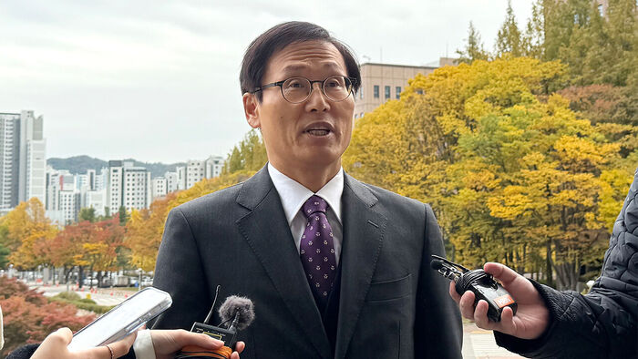 Chang Joo-young, chairperson of the Future Committee for Respecting Human Rights in Prosecution, answers questions from reporters as he attends a meeting of the committee held at the Ministry of Justice in Gwacheon, Gyeonggi Province, on the 29th. (Photo: Yonhap News)