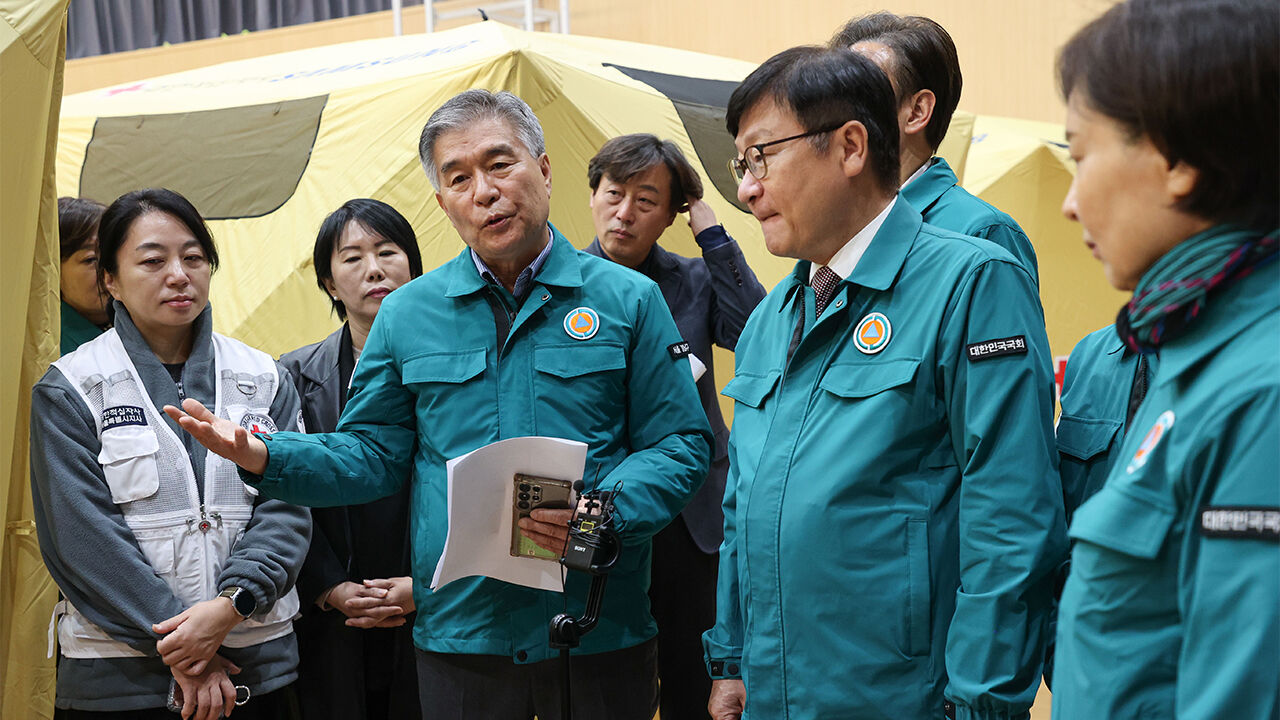 28일 개포중학교에 마련된 임시대피소를 찾아 현장을 점검하는 김현기 구청장