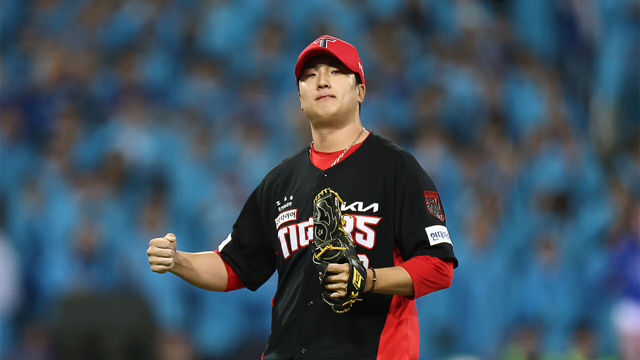26일 대구 삼성라이온즈파크에서 열린 2026 KBO 포스트시즌 플레이오프 삼성 라이온즈 대 KIA 타이거즈 1차전. 5회 말 위기를 1실점으로 마무리한 KIA 정해영이 기뻐하고 있다.