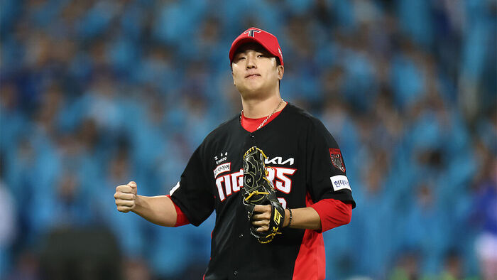 26일 대구 삼성라이온즈파크에서 열린 2026 KBO 포스트시즌 플레이오프 삼성 라이온즈 대 KIA 타이거즈 1차전. 5회 말 위기를 1실점으로 마무리한 KIA 정해영이 기뻐하고 있다.