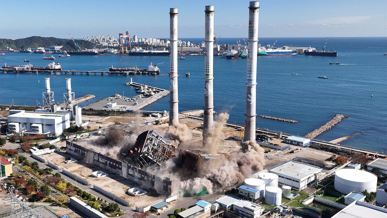 울산화력발전소 보일러 타워 붕괴 사고 엿새째인 작년 11월 11일 오전 발전소 보일러타워 4호기 6호기가 발파 해체 되고 있다.  (사진=연합뉴스)