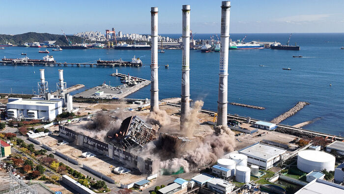 울산화력발전소 보일러 타워 붕괴 사고 엿새째인 작년 11월 11일 오전 발전소 보일러타워 4호기 6호기가 발파 해체 되고 있다.  (사진=연합뉴스)