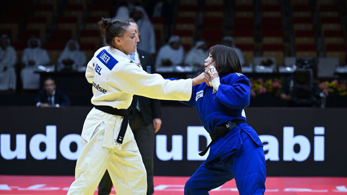 유도 국가대표 허미미(오른쪽)가 29일 아랍에미리트(UAE) 아부다비 무바달라 아레나에서 열린 2026 국제유도연맹(IJF) 아부다비 그랜드슬램 여자 57㎏급 동메달 결정전에서 벨기에 미나 리베어와 잡기 싸움을 하고 있다.