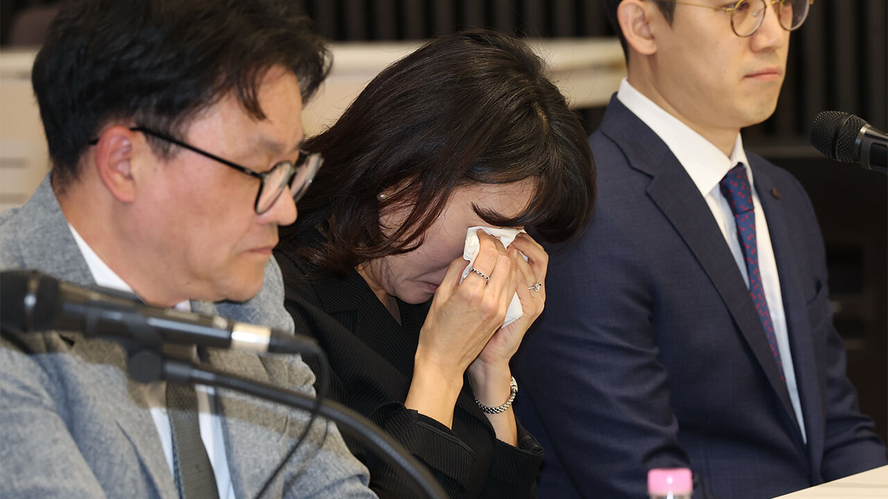 30일 서울 용산구 의사협회에서 열린 '소아응급실 압수수색 규탄 및 진료권 보호 촉구 긴급기자회견'에서 이지숙 아주대 소아응급의료센터장이 눈물을 훔치고 있다.