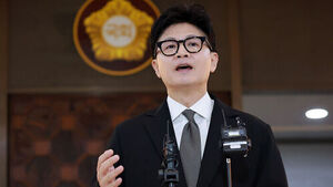 무소속 한동훈 의원이 30일 국회 로텐더홀에서 자신의 법무부 장관 당시 딸의 허위 스펙 의혹 수사를 무마했다는 의혹 등과 관련해 기자회견을 하고 있다. (사진=연합뉴스)