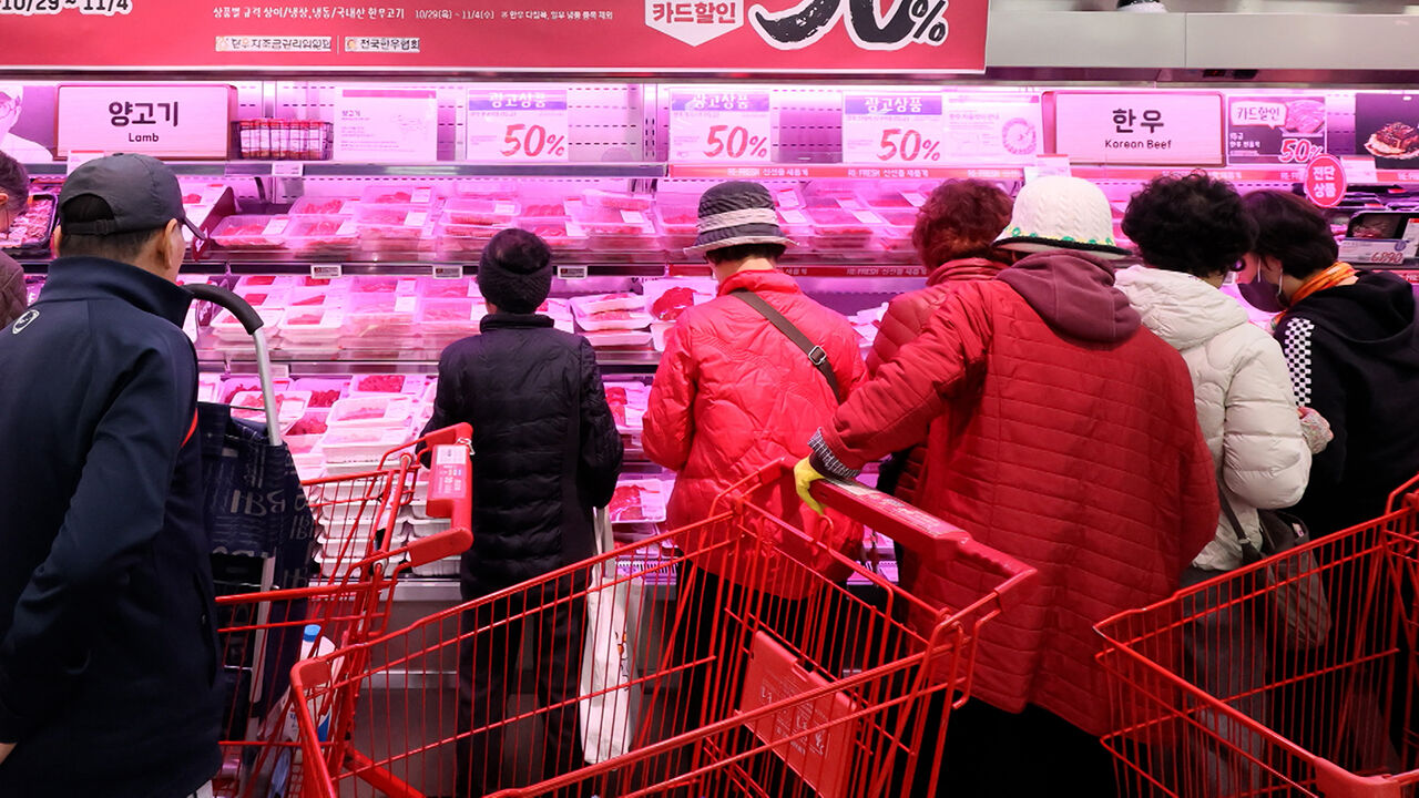 반값 한우에 '오픈런'…경제 호황은 먼 얘기?