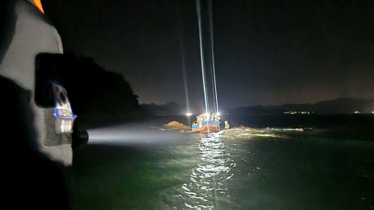 일몰 뒤 작업하다 암초에 '덜컥'…침수 어선서 전원 구조