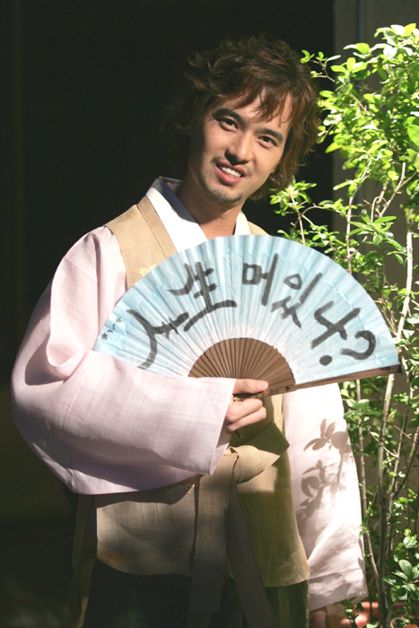 这张照片里的老师戴着墨镜,帅帅的