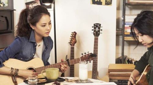박신혜-박지윤, 7년 만에 재회한 여신들의 '감성 기타연주'